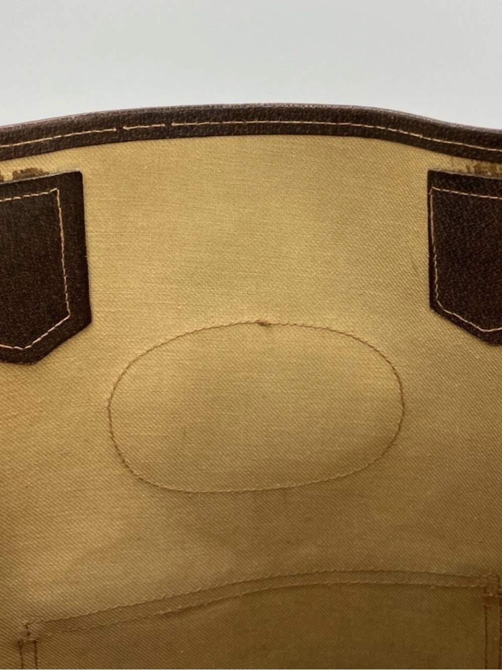 Authentic Gucci Beige GG Supreme Canvas Tote with Green and Red Strap. - Picture 6 of 9